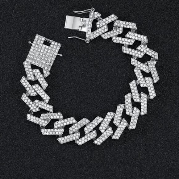 💕Iced
Out Cuban Link Bracelet  - Picture 6 of 6